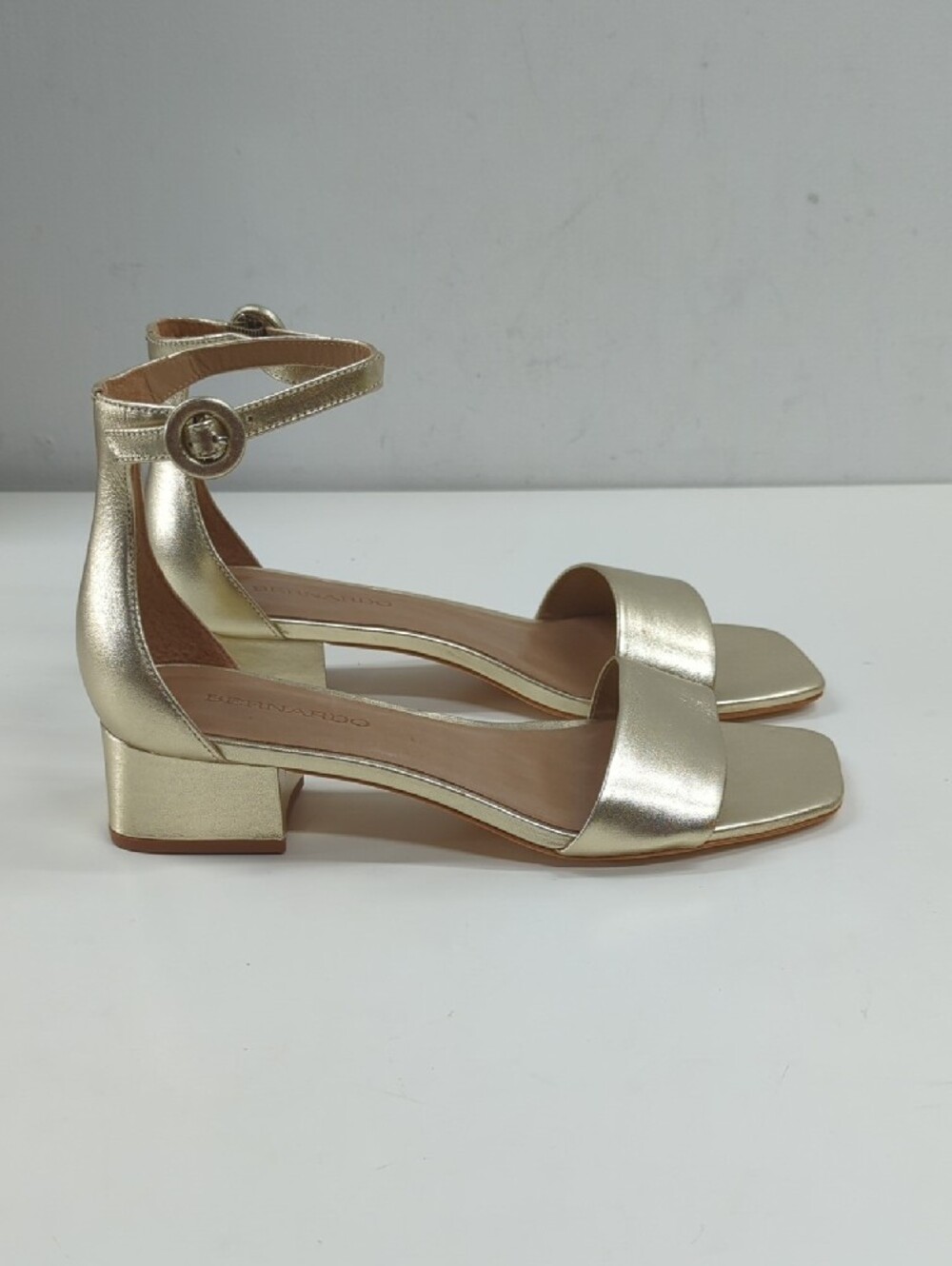 New Bernardo Jalena Gold Leather Ankle Sandal Women's Size 8.5